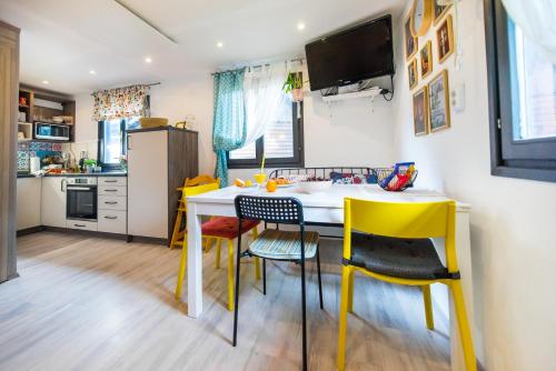 卡特兹奥布萨维Boho House 2 in camp Terme Catez的小厨房配有黄色椅子和白色桌子