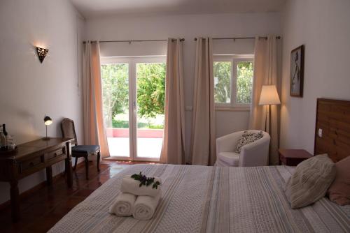 蒙希克Casa Spa d'Alma的一间卧室配有一张床、一张书桌和一个窗户。