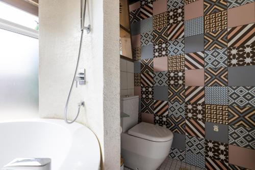 派尔努Cube house的一间带卫生间和瓷砖墙的浴室