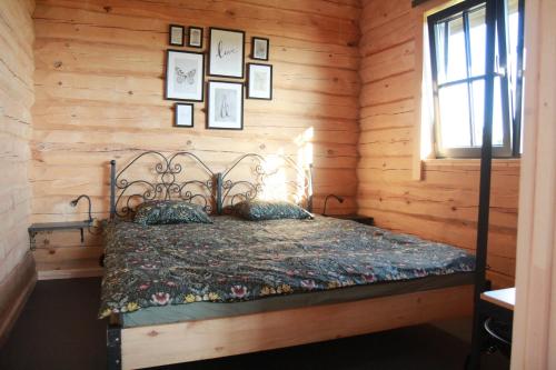 DundagaDundaga Axe & Archery guesthouse的小木屋内一间卧室,配有一张床