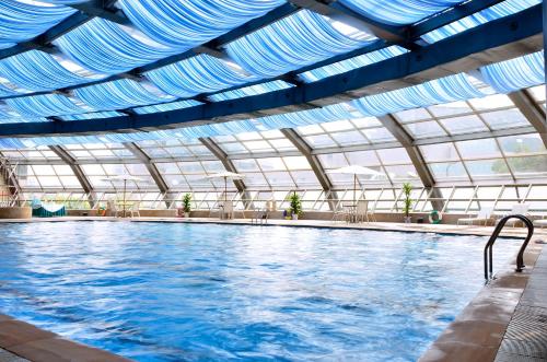 杭州浙江世贸君澜大饭店的一座拥有蓝色天花板的大型游泳池