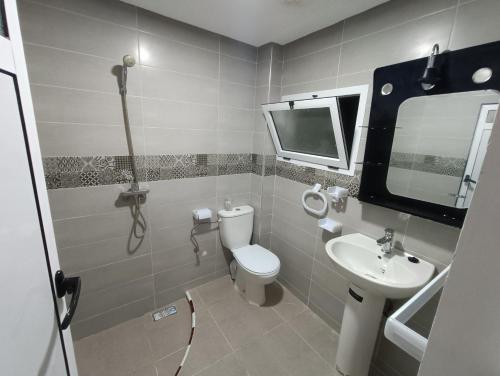 达赫拉PLAYA HOTEL的一间带卫生间和水槽的浴室