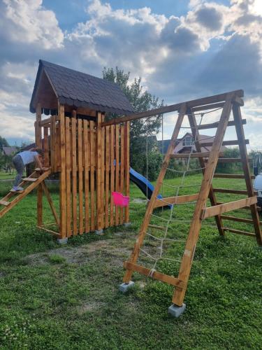 锡比乌La căbănute的木游戏结构,带滑梯和游乐场