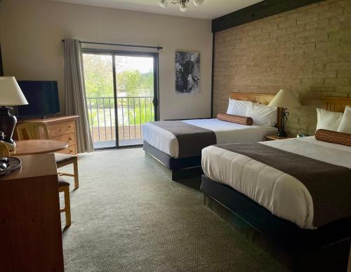 Salmon驿马酒店的酒店客房设有两张床和一个阳台。