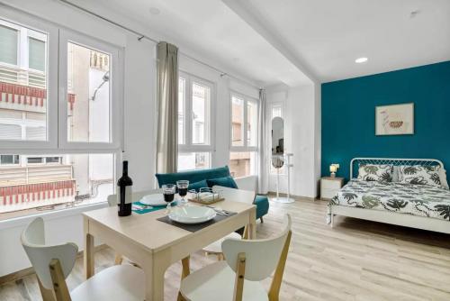 阿利坎特Umihouse apartamentos centro Alicante的客厅配有桌椅和沙发