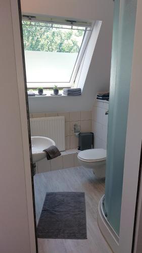 克桑滕Parva Domus的一间带卫生间和窗户的小浴室