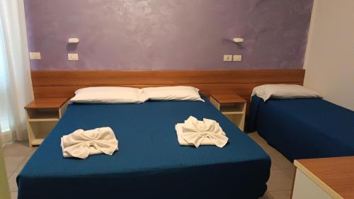 卢加诺酒店客房内的一张或多张床位