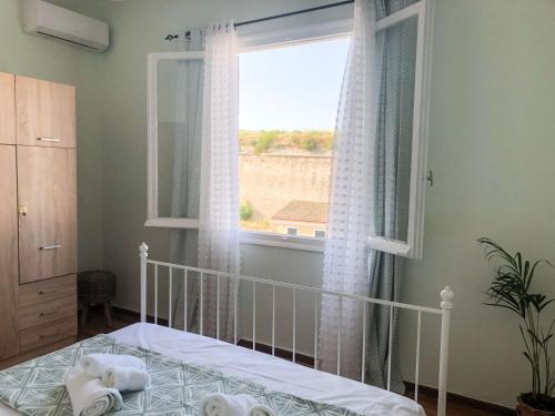 Ágios RókkosCorfu Fortress Apartment的一间卧室设有一张床和一个窗口