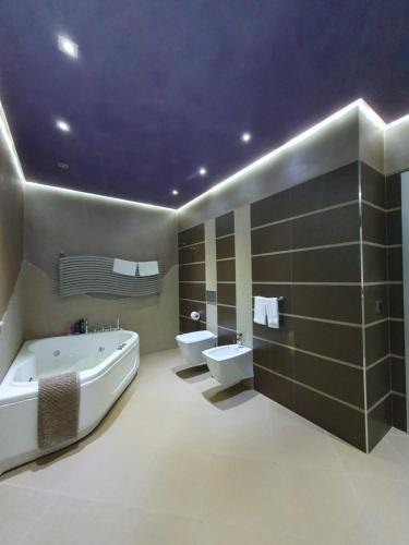 泰尔莫利EDEN RELAX的带浴缸、卫生间和盥洗盆的浴室
