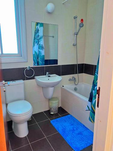 珊瑚湾3 Bedroom Coral Bay Beach Seaview Villa II Private Pool的浴室配有卫生间、盥洗盆和浴缸。