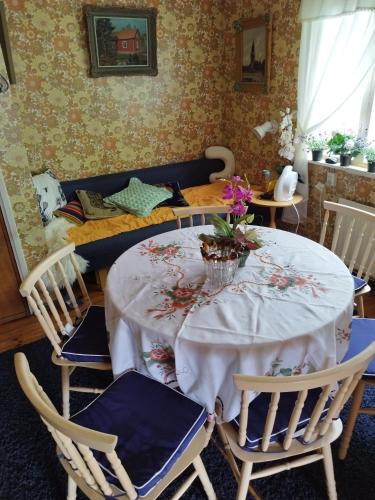 HoutskariMysig Stuga På Houtskär的用餐室配有桌椅和鲜花