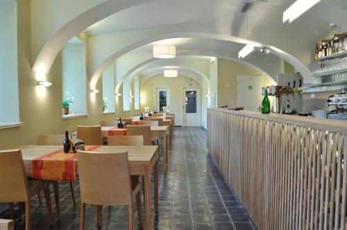 克拉斯纳利帕Hostel Lípa - Továrna的餐厅设有一排桌椅