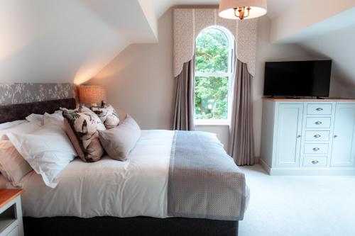 凯西克The Ruddings的卧室配有白色的床和窗户。