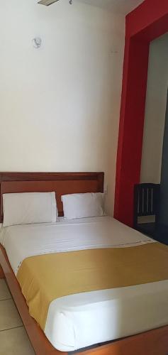 特科曼Hotel Pacific的红色和白色的房间里一张床位