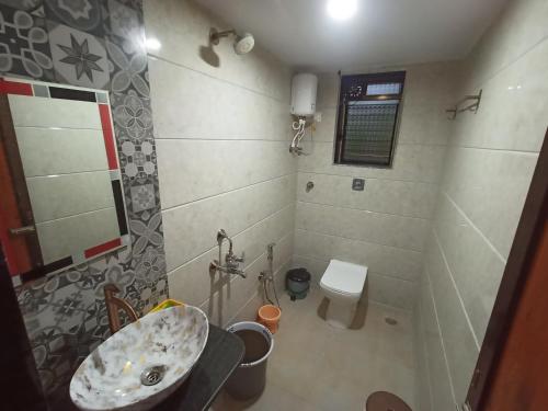 ThālGreen Valley Resort的一间带水槽和卫生间的浴室