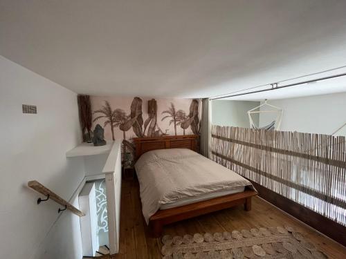敦刻尔克Malo, Duplex bord de mer accès direct plage en rdc的卧室位于客房的角落,配有一张床
