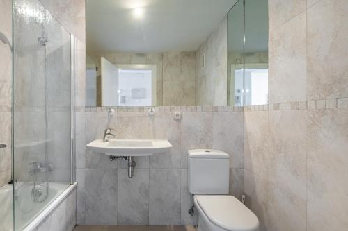 贝尼多姆Gemelos 26 Resort Apartment 9-C Levante Beach的浴室配有卫生间、盥洗盆和浴缸。