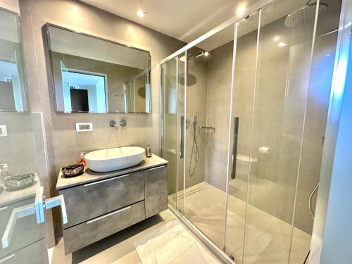 弗拉哈塔奥利斯通梅斯公寓酒店的一间带水槽和玻璃淋浴的浴室