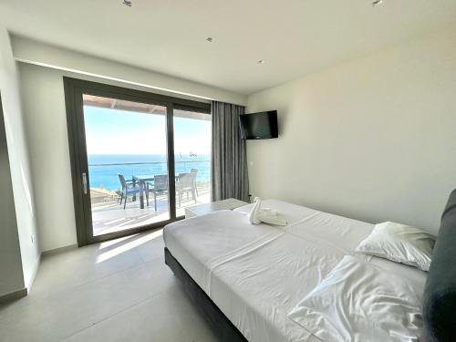 弗拉哈塔奥利斯通梅斯公寓酒店的一间卧室配有一张床,享有海景