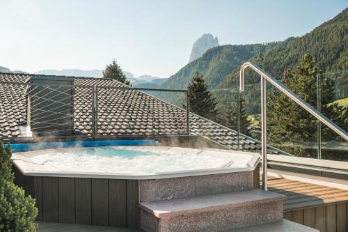 奥蒂塞伊Boutique Hotel Planlim的山景阳台上的热水浴池