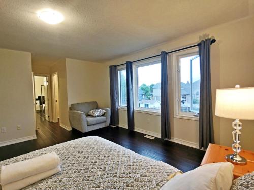 尼亚加拉瀑布Home Pearl B&B的卧室配有床、椅子和窗户。