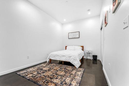 达拉斯Deep Ellum Art Novea的白色的房间,配有床和地毯