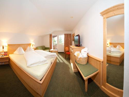 巴德小基希海姆伯格霍夫希尔万德酒店的酒店客房设有两张床和电视。