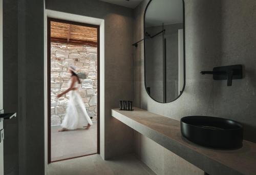 阿莫利亚尼岛Sun rise Villas ammouliani的穿婚纱的女人穿过浴室