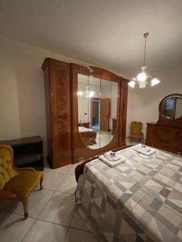 蒙德拉戈内Casa San Francesco的一间卧室配有一张床、一把椅子和镜子