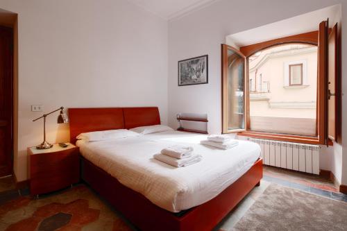 罗马HT Residence Maximus的一间卧室配有带毛巾的床