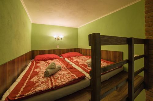 班斯卡 - 什佳夫尼察Apartmán u Bretschneidera的一间卧室配有双层床和红色枕头