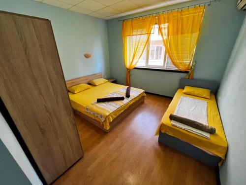 帕莫瑞Romance的客房设有两张床和窗户。
