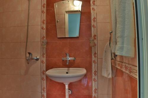 帕莫瑞Romance的一间带水槽和镜子的浴室