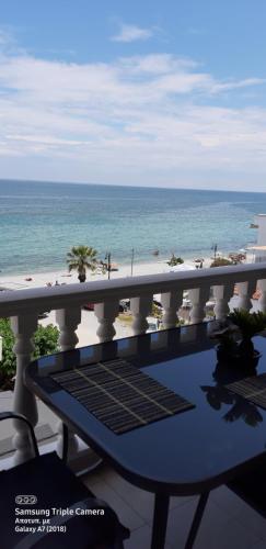 乐托卡亚SEA VIEW APARTMENTS Zeus的从度假村的阳台上可欣赏到海滩景色
