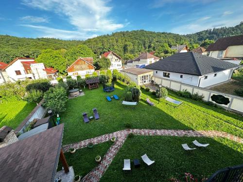 莱斯诺夫Emerald Residence的后院的空中景致,设有带家具的草坪