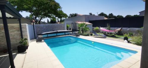 BeurlayStudio meublé et équipé avec jardin et terrasse privée的一座房子后院的游泳池