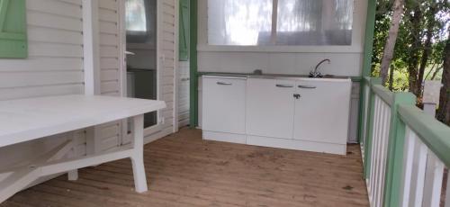 圣西普里安Mobil home 6-8 places en Camping 4etoiles Saint Cyprien的厨房配有白色的柜台和水槽