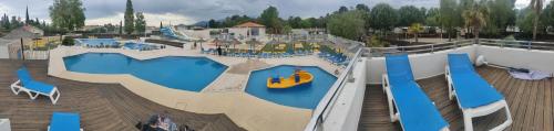 圣西普里安Mobil home 6-8 places en Camping 4etoiles Saint Cyprien的一个带水滑梯的大型水上公园