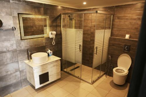 索瓦马O Beach Hotel & Resort的带淋浴、卫生间和盥洗盆的浴室