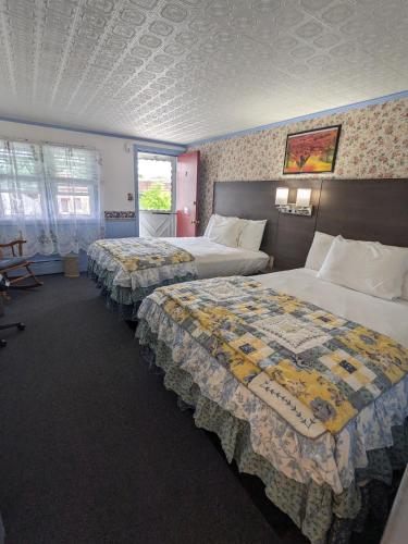 本宁顿本宁顿汽车旅馆的一间酒店客房,房间内设有两张床