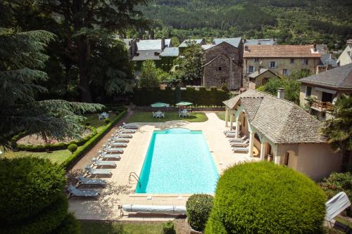 弗洛拉克Grand Hôtel du Parc的享有庭院内游泳池的空中景致