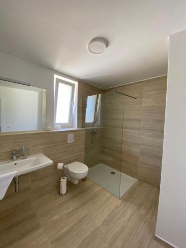 普纳特TwENty-Punat Apartments的浴室配有卫生间、盥洗盆和淋浴。