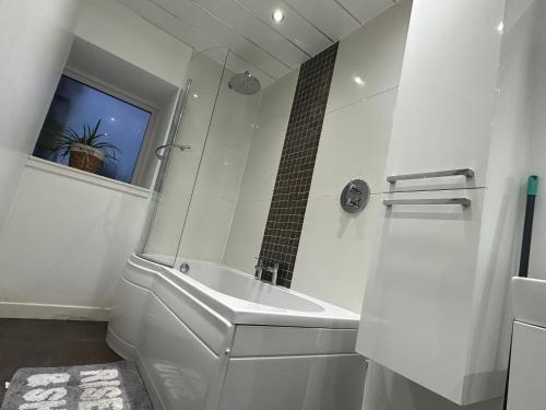 Ardeer SquareSeaside Home的白色的浴室设有水槽和窗户。