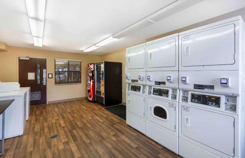 Copley美国长住公寓式酒店 - 阿克伦 - 科普利 - 东的洗衣房配有白色橱柜和苏打水机