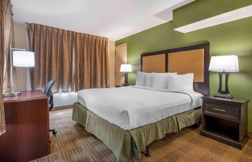 印第安纳波利斯印第安纳波利斯西北I-465美国长住酒店的酒店客房设有一张床和一张带两盏灯的书桌