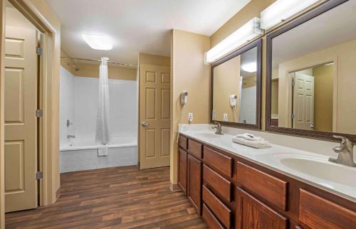 印第安纳波利斯印第安纳波利斯西北I-465美国长住酒店的一间带水槽和大镜子的浴室