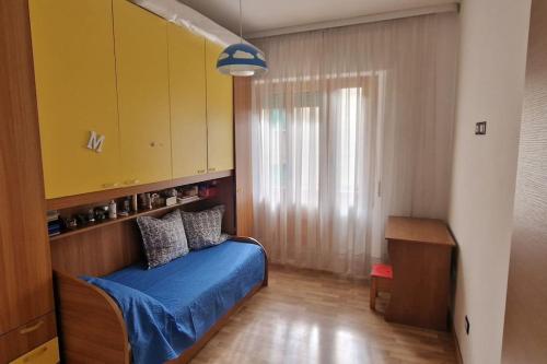 圣焦万尼瓦尔达尔诺Punto Zero的一间卧室配有蓝色的床和黄色的橱柜