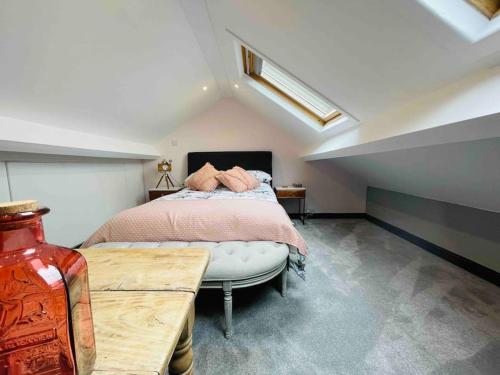 BlaenavonSTANLEY HOUSE 3 bed period house in Heritage Town - Brecon Beacons的一间卧室配有一张床和一张桌子