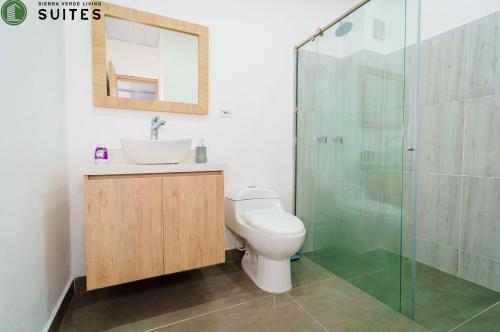 阿帕尔塔多Sierra Verde Living的浴室配有卫生间、盥洗盆和淋浴。