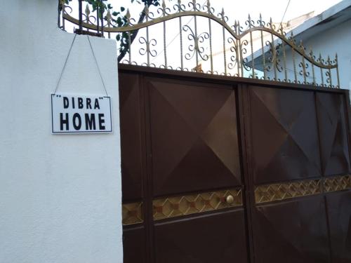 斯库台Dibra Home near City Center of Shkodra的建筑物旁的赤字房屋